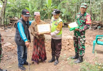 Polsek Belitang III Bersama Koramil 403-04 Belitang Berikan Bantuan Sosial Sembako Kepada Warga Membutuhkan