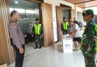 Anggota TNI-Polri saat Kawal Pergeseran Kotak Suara Pemilu dari PPK ke Kantor KPU Kabupaten Madiun