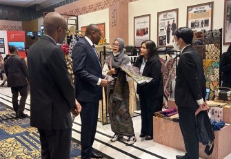 PM Eswatini, YM Russell Mmiso Dlamini kunjungi salah satu booth pameran di Indonesia-Africa Forum II saat hadiri Joint Leaders Session HLF MSP-IAF 2024 di Hotel Mulia (Foto: Kemlu RI)