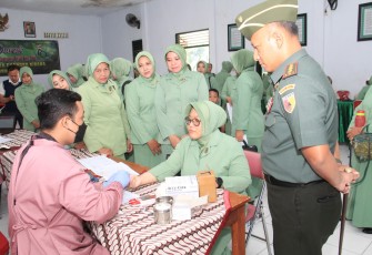 Sebagai bagian dari perayaan HUT Persatuan Istri Tentara (Persit) Kartika Chandra Kirana yang ke-78 tahun 2024, Persit KCK Cabang XX Kodim 0806/Trenggalek menggelar kegiatan bakti sosial donor darah. Kegiatan ini dihelat di Aula Makodim 0806/Trenggalek, Jln. Raya Ponorogo-Trenggalek KM. 03, desa Buluagung, Kecamatan Karangan, Kabupaten Trenggalek, Senin (26/2/2024)