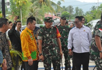 Danrem 121/Abw Brigjen TNI Luqman Arief, S.I.P., didampingi Ketua Persit KCK Koorcabrem 121 PD XII Tanjungpura, Ny. Mia Luqman Arief, serta para Kasi Korem 121/Abw, melaksanakan silaturahmi dengan Forkopimda Kab. Kayong Utara, bertempat di Pendopo Bupati Kayong Utara, Kalimantan Barat, Minggu (10/03/2024)