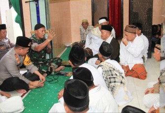 Dandim 0806/Trenggalek dan Kapolres Trenggalek Lestarikan Kebersamaan di Masjid Sumber Sari