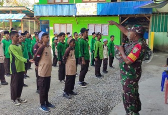  Babinsa Koramil 1710-02/Timika Serka Alowesius Weyau dan Serda La Zulhija memberikan pelatihan Peraturan Baris Berbaris (PBB) dan pembekalan Wawasan Kebangsaan (Wasbang) kepada siswa-siswi SD Kardova Kel. Pasar Sentral, Distrik Mimika Baru, Kab. Mimika, Selasa (09/01/2024)