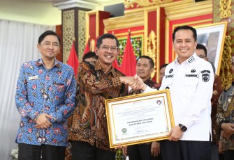  Penjabat (Pj) Gubernur Sumatera Selatan (Sumsel) Agus Fatoni menerima penghargaan dari Ombudsman RI atas Predikat Zona Hijau Kategori A Penyelenggaraan Layanan Publik di Provinsi Sumsel dengan nilai 85,25 poin termasuk kualitas tinggi