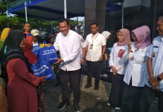 Direktur Utama Bank Daerah Karanganyar Haryono menyerahkan sembako murah kepada salah satu warga, dalam kegiatan GPM di halaman Kantor Kecamatan Kebakkramat, Jumat (5/5/2024)