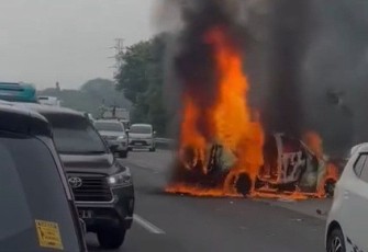 Lakalantas di KM 58+600 Jakarta-Cikampek, Senin (8/4)