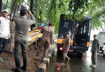  Polsek Cengkareng bersama dengan 3 Pilar Cengkareng, Bawaslu dan PPK melaksanakan penertiban Alat Peraga Kampanye (APK) di sejumlah tempat di wilayah Cengkareng Jakarta Barat, Selasa (30/1)