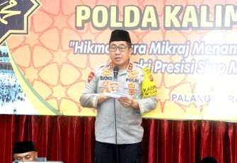 Kapolda Kalteng Irjen Pol Drs. Djoko Poerwanto saat peringatan Isra Mi'raj Nabi Besar Muhammad SAW, 1445 H/2023 M, di Masjid Baitus Syuja, Jl. Tjilik Riwut Km. 1, Mapolda setempat, Rabu (7/2/2024) pagi.