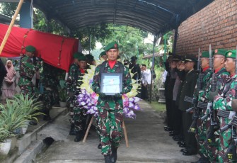 Komandan Kodim 0803/Madiun, Letkol Inf. Meina Helmi memimpin upacara pemakaman militer Alm Serka Budi Hartono, anggota Koramil 11/Geger. Pemakaman dilaksanakan di Tempat Pemakaman Umum Desa Pagotan Rt 11 Rw 06 Kecamatan Geger, Kabupaten Madiun, Selasa (20/2/2024)