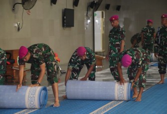 Sambut Bulan Suci Ramadan 1445 H, Brigjen TNI (Mar) Said Latuconsina M.M., M.T., M.Tr.Opsla terjunkan Prajurit Yonmarhanlan IX laksanakan Karya Bakti Pembersihan Tempat Ibadah bersama masyarakat dan remaja masjid bertempat di Masjid Raya Al-Fatah, Kecamatan Sirimau, Kota Ambon pada, Kamis (07/03/24)