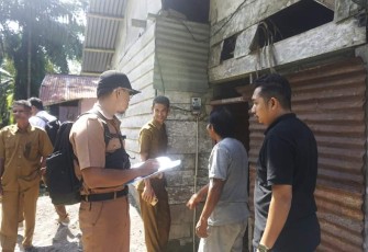 Pemkab Pasbar Bersama PT Wilmar Group Survei Lapangan Ke Rumah 2 Keluarga Penerima Manfaat Program CSR Di Kinali