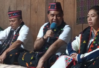Andre Garu Bersama Simon Petrus Kamlasi saat Berpose Bersama di Salah Satu Rumah Adat di Manggarai.