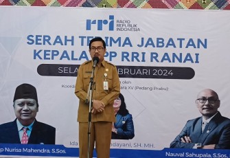 Sekda Natuna, Boy Wijanarko Varianto saat hadiri serah terima jabatan Kepala LPP RRI Ranai. Bertempat di Aula pertemuan Radio Republik Indonesia (RRI) Ranai, Selasa (20/20/2024).