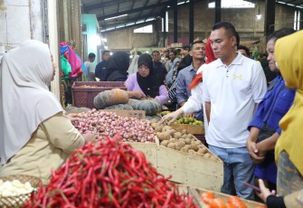 Pj Wali Kota Andri Tinjau Pasar dan Gudang Bulog