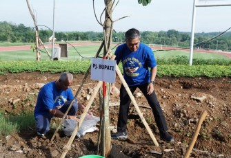 Pj Bupati Karanganyar Timotius Suryadi ikut menanam pohon dalam gerakan Karanganyar Ijo Royo-royo, Jumat (20/12/2024).
