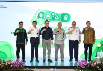 Wamen BUMN Kartika Wirjoatmodjo bersama Dirut KAI Didiek Hartantyo dan stakeholder saat launching Carbon Footprint di Jakarta, Senin (23/12)