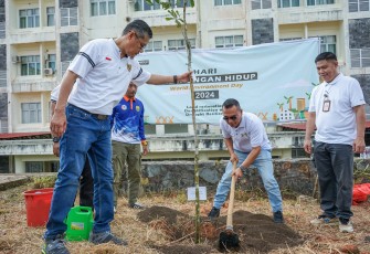 Pj Wali Kota Andri Tanam Bibit Pohon di Halaman Perkantoran