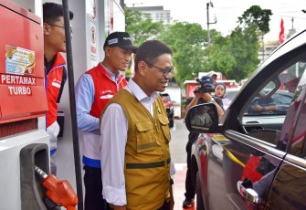 Wamen ESDM Yuliot saat Kunjungi SPBU 41.512.03 Rest Area KM379, Batang Jawa Tengah, Jumat (21/12).