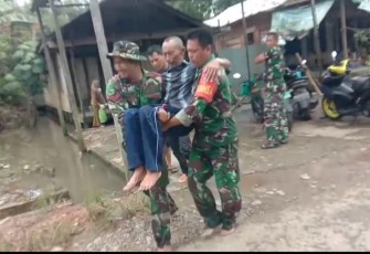 Anggota Koramil 1001-01/Juai bersama Anggota Polsek dan Warga Sumber rejeki serta membantu evakuasi warga sedang sakit saat pulang dari RSUD, bertempat di Desa Sumber rejeki Rt 15,Kec. Juai, Kab. Balangan, Senin (15/01/2024)