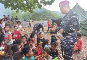 Bakti Sosial TNI AL Untuk Korban Terdampak Erupsi Gunung Lewatobi Laki-laki di NTT
