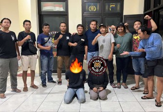  MYS dan PW, sepasang kekasih terduga pembuang bayi di bawah jembatan Kali Samin saat diamankan Tim Resmob Polres Karanganyar, Kamis (21/11/2024) malam (Foto : Istimewa/Polres Karanganyar)