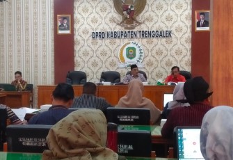 Situasi rapat kerja Bapemperda DPRD Kabupaten Trenggalek, bersama eksekutif di Aula DPRD Kabupaten Trenggalek, Kamis (5/12/2024).