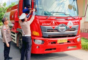 Polres Bintan Berikan Bendera Merah Putih Secara Gratis