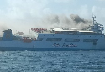 Bakamla RI Evakuasi KM Niki Sejahtera yang Terbakar di Perairan Banjarmasin