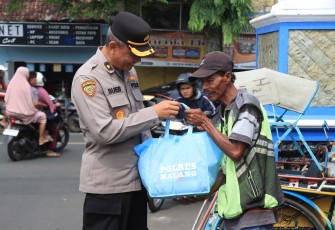 Polres Malang Salurkan 500 Paket Sembako untuk Relawan Pengamanan Nataru