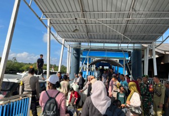 Polres Natuna mendirikan Pos Pelayanan di Pelabuhan Desa Binjai Kecamatan Bunguran Barat Kabupaten Natuna, Rabu 25/12/2024