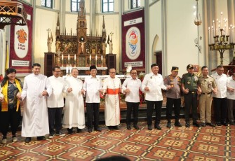 Menteri Koordinator Bidang Politik dan Keamanan (Menkopolkam) Budi Gunawan dan Menteri Koordinator Bidang Pembangunan Manusia dan Kebudayaan (Menko PMK) Pratikno meninjau sejumalh gereja di Jakarta sembari menyapa umat Kristiani yang sedang menggelar Misa Natal. Hadir juga, Menteri Agama Nasaruddin Umar