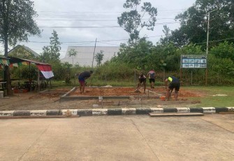 Satgas Pamtas RI-Malaysia Yonzipur 5/ABW memulai proses pembuatan budgeting untuk pembangunan Musholla baru yang berada di pos Gabungan Malaysia (Gabma) Badau, Kecamatan Badau, Kabupaten Kapuas hulu, Jum'at (27/12/2024)