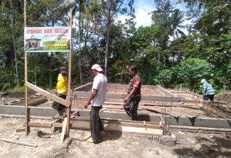 Babinsa Desa Suluk Koramil Dolopo Bersama Warga Gotong Royong Bangun Mushola