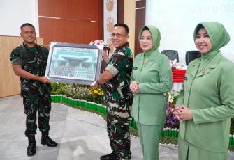 Dandim Madiun, Letkol Kav Widhi Bayu Sudibyo, menerima kunjungan kerja dari Danrem 081/Dsj, Kolonel Inf Rama Pratama, di Aula Makodim 0803/Madiun