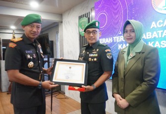 Komandan Korem 052/Wkr, Brigjen TNI Putranto Gatot SH,S.Sos.,M.M. memimpin Sertijab Kasiter Kasrem dari Kolonel Arm Mulyadi,S.I.P. kepada Letkol Arh Hari Purnomo serta Perwira yang pindah satuan bertempat di Aula Sudirman Makorem Jln Beulevard Diponegoro no 108, Bencongan, Kelapa Dua Kabupaten Tangerang, Senin (12/2/2024)