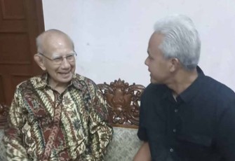 Calon Presiden nomor urut tiga, Ganjar Pranowo saat bertemu Prof H Emil Salim MA PhD.