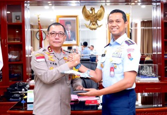 Kapolda Kepri Irjen. Pol. Drs. Yan Fitri Halimansyah, M.H., terima kunjungan silahturahmi Danlanud Hang Nadim Letkol. Pnb. Sony Aji Pramono, S.T., M.I.Pol., beserta Pejabat Utama Lanud Hang Nadim ke Polda Kepri bertempat di Kerja Kapolda Kepri, Rabu (24/1/2024)