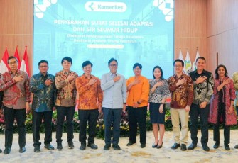Menkes Budi Gunadi Sadikin foto bersama Dokter Spesialis penerima STR seumur hidup di Jakarta, Senin (16/12)