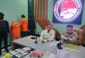 Dir Resnarkoba Kombes Pol Bambang Tjahjo Bawono didampingi Kabid Humas Kombes Pol Ferry Walintukan dalam Konferensi Pers di Aula Ditresnarkoba, Senin 8 Januari 2024