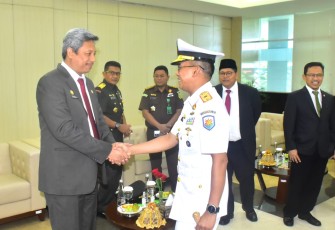 Komandan Lantamal VI (Danlantamal VI) Makassar Laksamana Pertama TNI Ivan Gatot Prijanto, S.E., M. Tr., Opsla menghadiri upacara  pengukuhan Rizki Ernadi Wimanda sebagai Kepala Perwakilan Bank Indonesia Provinsi Sulsel bertempat di Ruang Baruga Phinisi Lantai 4 Kantor Perwakilan Bank Indonesia Sulsel, Selasa (23/01/2024)