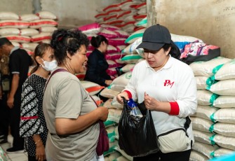 Puan membeli beras di Pasar Kartasura, pada Jumat (9/2/2024).