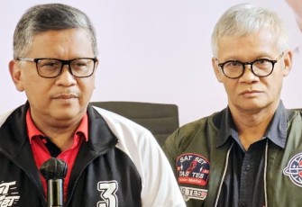 Politisi PDI-Perjuangan, Aria Bima (kanan) saat mendampingi Sekretaris Tim Pemenangan Nasional Ganjar Pranowo-Mahfud MD, Hasto Kristiyanto dalam jumpa persnya di Media Center TPN Ganjar-Mahfud, Jakarta Pusat, Selasa (30/1/2024).