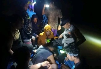 Tim gabungan melakukan penanganan korban yang terseret air, Minggu (21/1). Sumber foto: BPBD Kab Halmahera Selatan