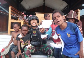 Ksatria Tri Dharma saat mengajarkan para bocah Papua dengan filosofi hidup "Perahu Kertas", bertempat di Pos Mamba, Kab. Intan Jaya, Papua Tengah, pada Rabu (17/1/24).