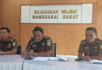 Tim Jaksa Tindak Pidana Korupsi Kejaksaan Negeri Manggarai Barat Saat Gelar Konpers Bersama Awak Media