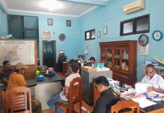 Warga saat mendatangi kantor BKM Makmur Sentosa kelurahan Cepu kabupaten Blora.