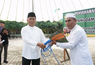 Pangdam XVIII/Kasuari, Mayjen TNI Haryanto, S.I.P., M.Tr.(Han)., saat menyerahkan hewan qurban kepada panitia qurban Masjid Istiqlal Kodam XVIII/Kasuari 
