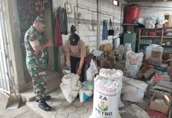 Babinsa Koramil Kwadungan Kodim Ngawi Sertu Samsul memantau harga sembako di Pasar Tradisional, Kamis (14/3/2024)