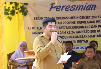 Bupati Bintan Roby Kurniawan SPWK saat turun langsung ke Desa Dendun untuk melakukan penyerahan Mesin Genset 200 KVA kepada PT. PLN (Persero) UP3 Tanjungpinang melalui PLD Sub ULP Dendun.