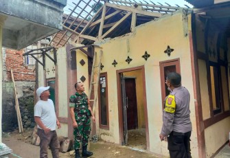 Polsek Caringin Bersama Instansi Terkait saat Lakukan Pengecekan Rumah Roboh Akibat Hujan di Lemahduhur